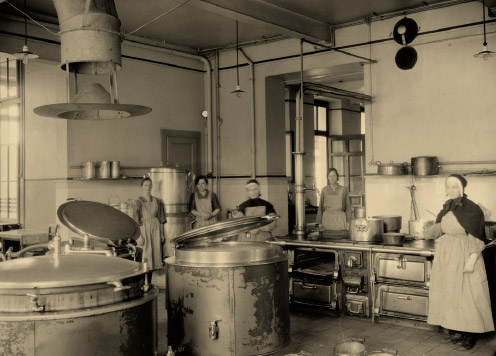 Cuisines de l’Hôpital de Marsens, 1931 - Photo Glasson, Musée gruérien et archives du RFSM.